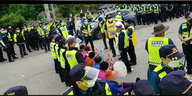 3일 오전 소성리 주민 5~6명이 사드 기지로 들어가는 길을 막고 사드 반대 시위를 벌이고 있다. 사드철회 소성리종합상황실 제공