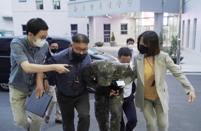 극단적 선택을 한 공군 여성 부사관을 성추행한 혐의를 받는 장 모 중사가 2일 저녁 구속영장실질심사를 받기 위해 국방부 보통군사법원에 압송되고 있다. 연합뉴스