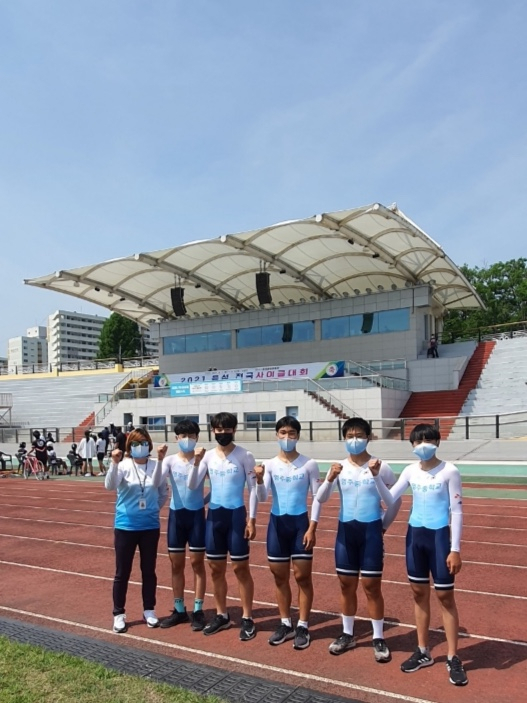 영주중학교 사이클부 코치와 선수들이 파이팅을 외치고 있다. 영주중 제공