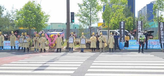 1일 오후 전남 나주시 한전공대 착공식 현장 주변에서 주민들이 한국지역난방공사의 고형연료(SRF) 열병합 발전소 가동에 항의하는 집회를 하고 있다. 연합뉴스