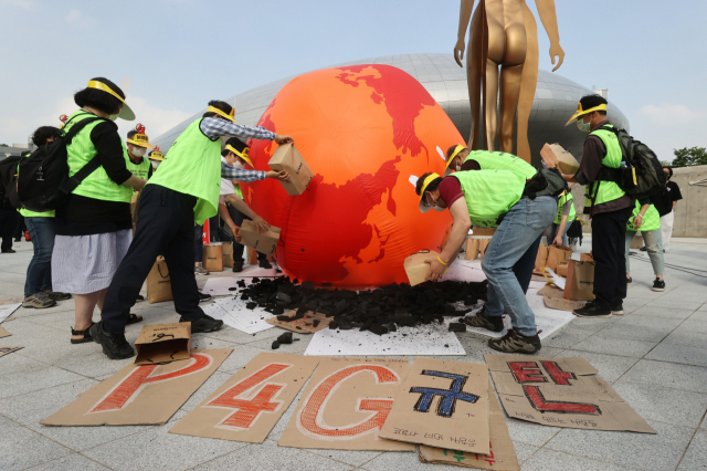 P4G 정상회담이 열리는 서울 동대문 디자인 플라자 앞에서 31일 시민단체 