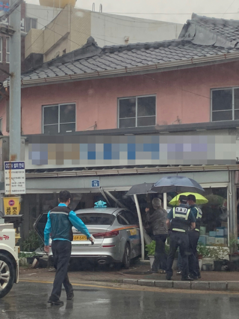 3일 오전 10시 50분쯤 화물차와 충돌한 택시가 사고 충격으로 인근 상가로 돌진하는 사고가 발생했다. 독자제공