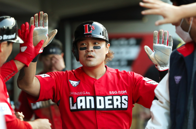 5월 18일 광주-기아챔피언스필드에서 열린 2021 KBO 프로야구 SSG 랜더스와 KIA 타이거즈의 경기에서 SSG 추신수가 1회초에 득점을 올린 뒤 동료선수들의 환영을 받고 있다. 연합뉴스