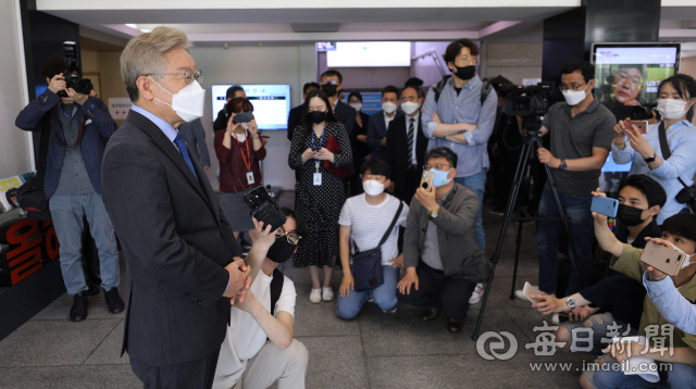 이재명 경기도지사가 4일 대구를 찾아 권영진 대구시장과 업무협약식을 마친 뒤 기자들과 인터뷰를 진행하고 있다. 김영진 기자 kyjmaeil@imaeil.com