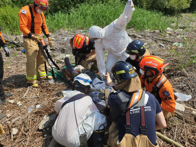 4일 오전 경기 고양시 일산동구 장항습지 입구 부근에서 지뢰 추정 폭발 사고가 나 소방 당국이 구조 중이다. 연합뉴스