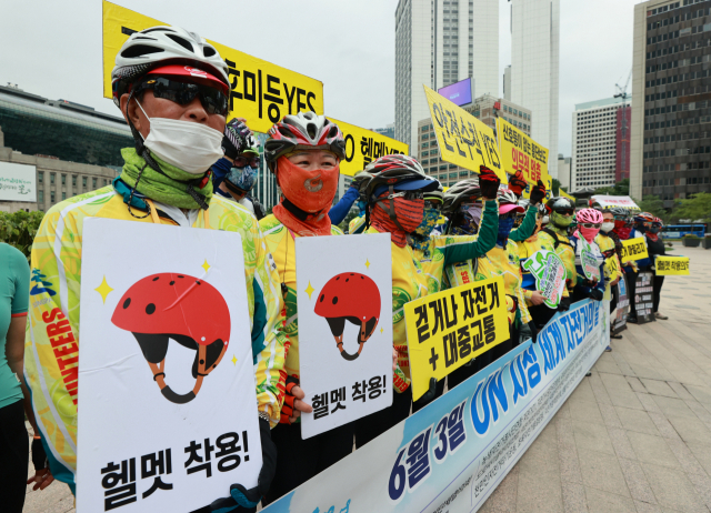 한국자전거단체협의회 회원들이 UN 세계 자전거의 날을 맞아 3일 오전 중구 서울광장에서 탄소중립 실천 자전거 캠페인 기자회견을 갖고 있다. 연합뉴스