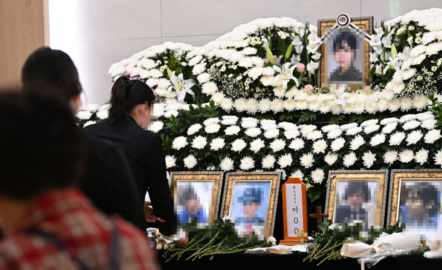 한 조문객이 7일 성남 국군수도병원에 마련된 고(故) 이모 중사의 분향소를 찾아 조문하고 있다. 이 중사는 지난 3월 선임으로부터 성추행을 당했다며 신고한 뒤 두 달여 만인 지난달 22일 숨진 채 발견됐다. 연합뉴스