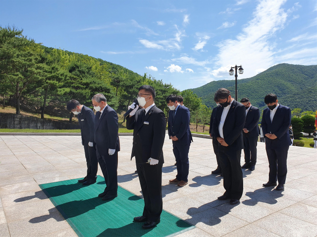 뇌연구원 서판길(앞줄 왼쪽 두 번째) 원장 등 주요 임직원이 지난 4일 국립영천호국원을 찾았다. 한국뇌연구원 제공