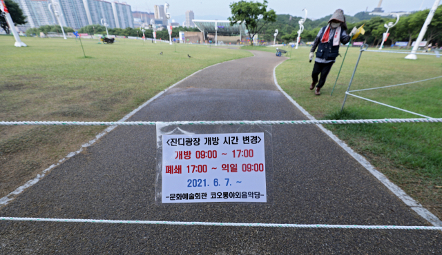 7일 오후 대구 달서구 두류공원 야외음악당에 사회적 거리두기 2단계 격상에 따른 출입 시간 변경 안내문이 붙어 있다. 김영진 기자 kyjmaeil@imaeil.com