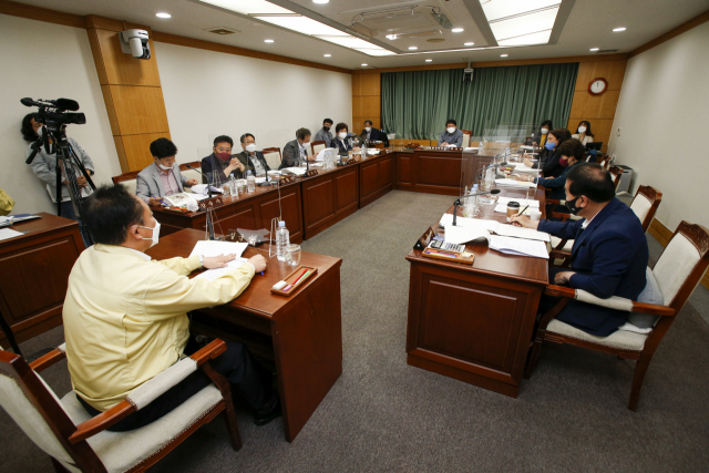 경북 구미시의회 기획행정위원회가 구미시 행정안전국을 상대로 행정사무감사를 하고 있다. 구미시의회 제공