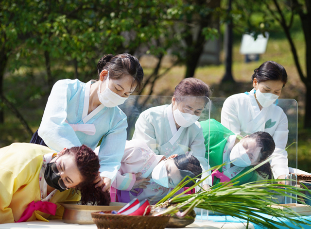 단오를 맞아 창포물에 머리를 감으며 한국 전통문화를 체험하고 있는 영남대 외국인 유학생들. 영남대 제공