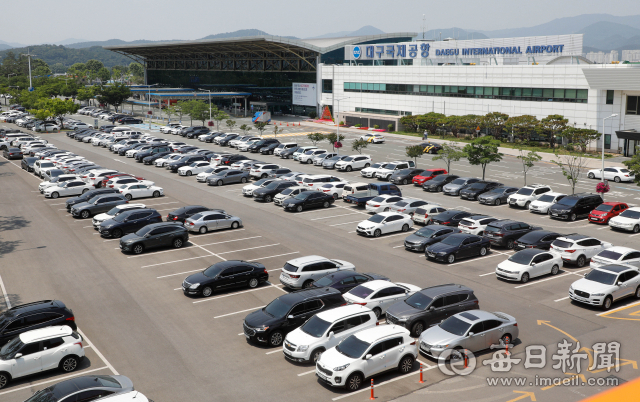 9일 오후 대구국제공항 주차장이 제주도로 여행을 떠난 시민들의 차량들로 가득 차 있다. 이르면 다음 달부터 코로나19 백신 접종을 완료한 사람들의 경우 단체 해외여행이 허용될 전망이다. 우태욱 기자 woo@imaeil.com