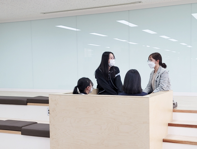 혜화여고 도서열람실 한쪽 벽에 설치된 계단식 좌석들. 좌석 뒷편에는 유리 칠판이 설치돼 있다. 천장에 매립형 스크린이 설치된 것도 눈에 띈다. 혜화여고 제공