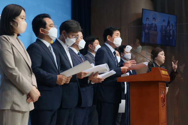 더불어민주당 김진표 부동산특위 위원장이 10일 오전 국회 소통관에서 주택시장 안정을 위해 