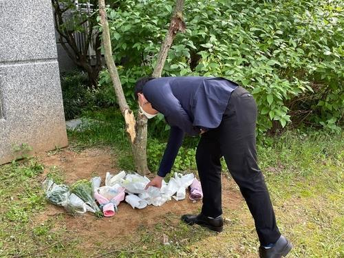 사건 현장에서 숨진 여중생들 추모하는 시민. 자료사진 연합뉴스