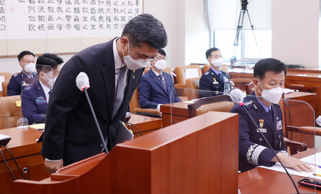 서욱 국방부 장관이 10일 서울 여의도 국회 법제사법위원회 전체회의에서 진행된 공군 성추행 사건 관련 긴급현안질의에서 현안보고에 앞서 인사하고 있다. 연합뉴스