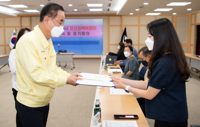 장세용(왼쪽) 구미시장이 제2기 구미시 청년정책위원에게 위촉장을 전하고 있다. 구미시 제공