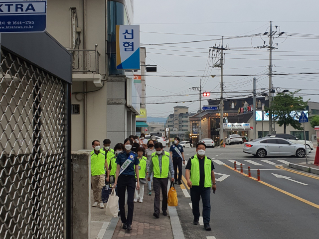 지난 10일 청소년 유해환경 개선을 위해 안동경찰서와 안동시 평생학습과, 365청소년지원단 회원들이 안동시 옥동지역을 순찰하는 모습. 안동서 제공