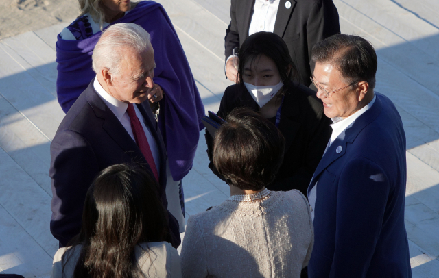 G7 정상회의에 참석 중인 문재인 대통령 부부와 조 바이든 미국 대통령이 12일 오후(현지시간) 영국 콘월 카비스베이 호텔 앞 해변에 마련된 만찬장에서 에어쇼를 기다리며 환담을 나누고 있다. 연합뉴스