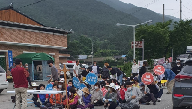 15일 사드 반대 측이 사드 기지로 통하는 길을 막고 차량 반입을 저지하고 있다. 독자 제공