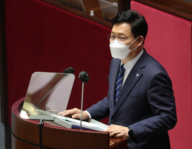 더불어민주당 송영길 대표가 16일 오전 국회 본회의에서 열린 교섭단체대표연설에서 청년 특임장관 제안과 함께 강력한 주택 공급대책 조기 실현, 코로나 백신 자체 개발 지원, 검찰개혁, 미디어 환경 혁신을 약속하고 있다. 연합뉴스