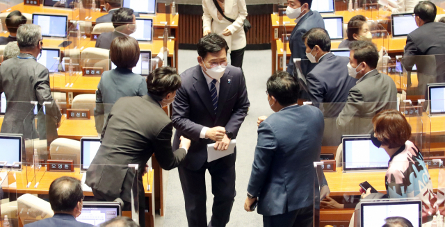 더불어민주당 송영길 대표가 16일 서울 여의도 국회에서 열린 본회의에서 교섭단체 대표연설을 마치고 동료들과 인사를 나누고 있다. 연합뉴스