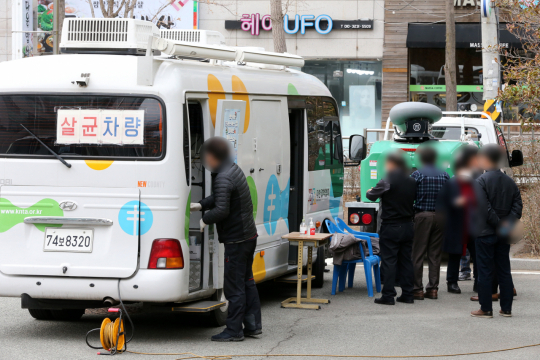 지난 3월 경북 포항시청 주차장에서 포항시와 시의회 관계자가 결핵 검사를 받기 위해 기다리고 있다. 지난달 말 한 포항시의원이 결핵에 걸려 보건 당국은 밀접 접촉자를 대상으로 검사하고 있다. 연합뉴스