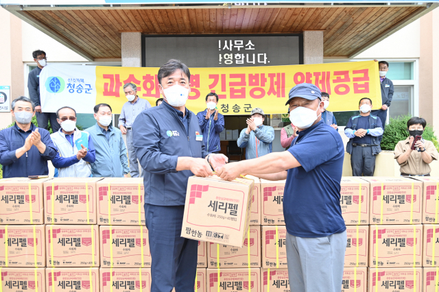 16일 경북 청송군이 과수화상병 예방 약제를 지역 전체 과수농가에 지원했다. 청송군 제공