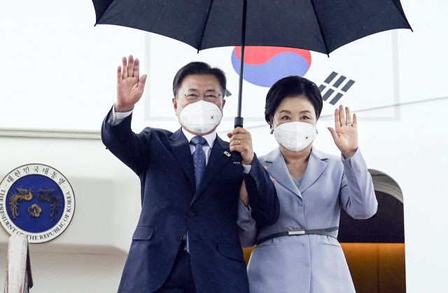 영국 G7 정상회의와 오스트리아, 스페인 국빈 방문을 마친 문재인 대통령과 김정숙 여사가 18일 서울공항에 도착, 손을 흔들고 있다. 연합뉴스