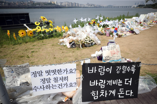 6일 오후 서울 반포한강공원 고 손정민 씨 추모현장. 고 손정민씨 친구 A씨의 휴대전화에서 혈흔 반응이 검출되지 않으면서 사건이 