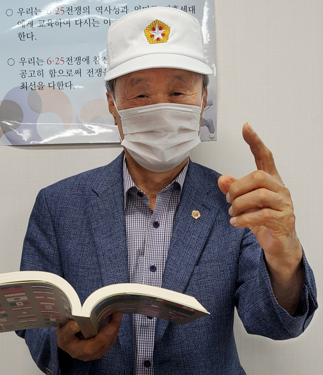 경북 칠곡군 6·25 참전유공자회 칠곡군지회 박덕용(86) 지회장이 전쟁의 참혹함에 대해 설명하고 있다. 이통원 기자. tong@imaeil.com