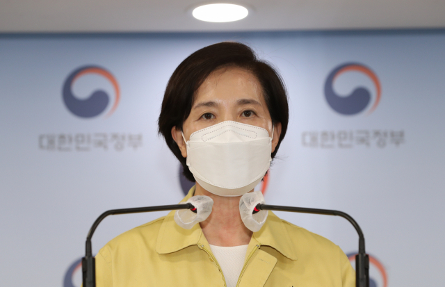 유은혜 사회부총리 겸 교육부 장관이 20일 정부서울청사에서 열린 코로나19 중대본 결과 브리핑에서 방학 중 철저한 방역준비로 차질 없는 2학기 전면 등교를 준비계획을 발표하고 있다. 연합뉴스