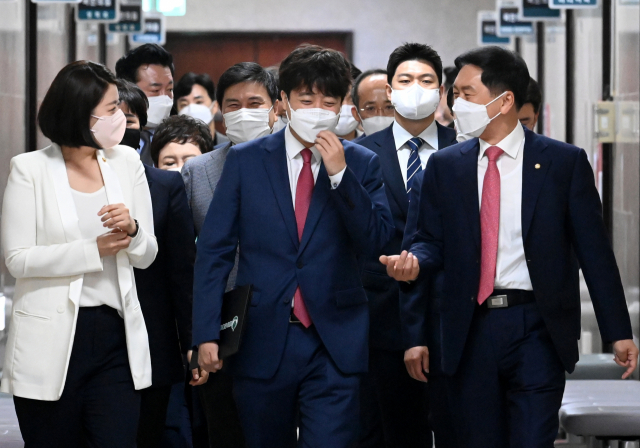 국민의힘 이준석 대표, 김기현 원내대표와 최고위원들이 17일 오전 국회에서 열린 최고위원회의에 참석하고 있다. 연합뉴스