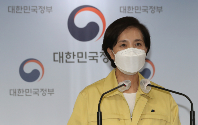 유은혜 사회부총리 겸 교육부 장관이 20일 정부서울청사에서 열린 코로나19 중대본 결과 브리핑에서 방학 중 철저한 방역준비로 차질 없는 2학기 전면 등교를 준비계획을 발표하고 있다. 연합뉴스