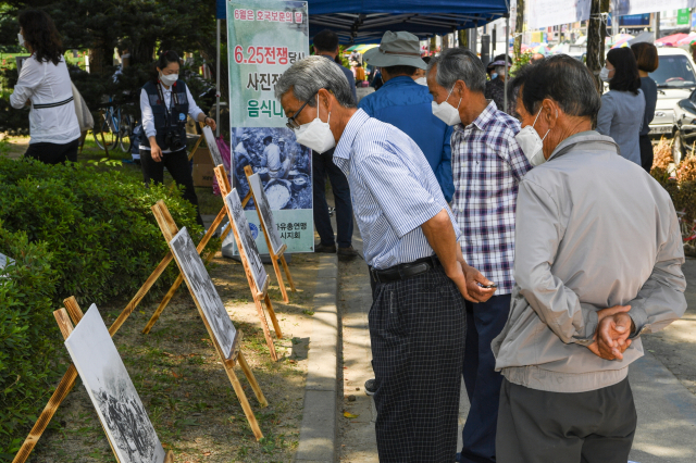 영주 시민들이 6.25 전쟁 당시 사진을 관람하고 있다. 영주시 제공