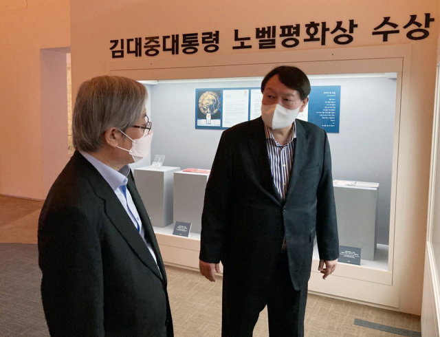 윤석열 전 검찰총장이 지난 11일 서울 마포구 동교동 연세대 김대중 도서관을 방문, 김성재 김대중 노벨평화상 기념관 이사장과 함께 전시물을 살펴보고 있다. 연합뉴스