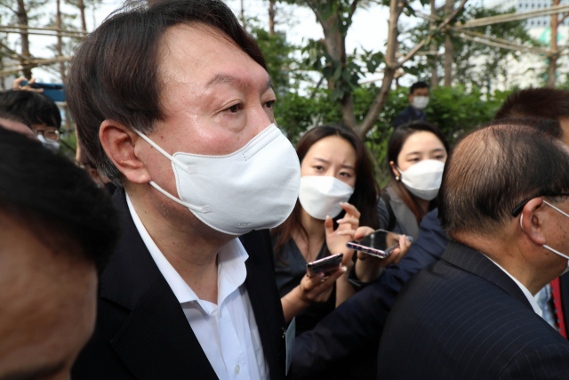 윤석열 전 검찰총장이 9일 오후 서울 중구 남산예장공원에서 열린 독립운동가 우당 이회영 선생 기념관 개관식에 참석하기 위해 이동 중 취재진의 질문을 듣고 있다. 연합뉴스