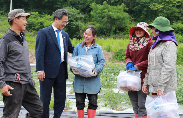 영양군 외국인 계절 근로자 초청 사업이 하반기 240여명의 베트남 근로자 초청이 사실상 어려워지면서 고추 등 수확기 일손에 비상이 걸렸다. 사진은 지난 2019년 계절근로자에게 고국 음식을 전하는 오도창 영양군수. 매일신문 D/B