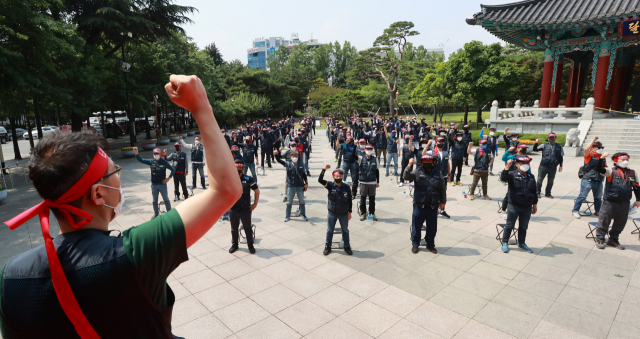 지난 22일 중구 국채보상운동기념공원에서 열린 한국노총 전국레미콘운송노동조합 대구지부 노조원들의 파업 집회. 매일신문DB