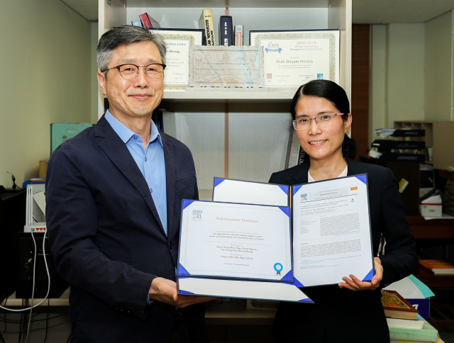 영남대학교 컴퓨터공학과 황도삼 교수(왼쪽)와 팜 티 후엔 트랑 연구교수. 영남대 제공