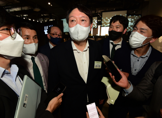 윤석열 전 검찰총장이 지난 9일 오후 서울 중구 우당 기념관 개관식에 참석한 뒤 취재진 질문에 답하고 있다. 연합뉴스