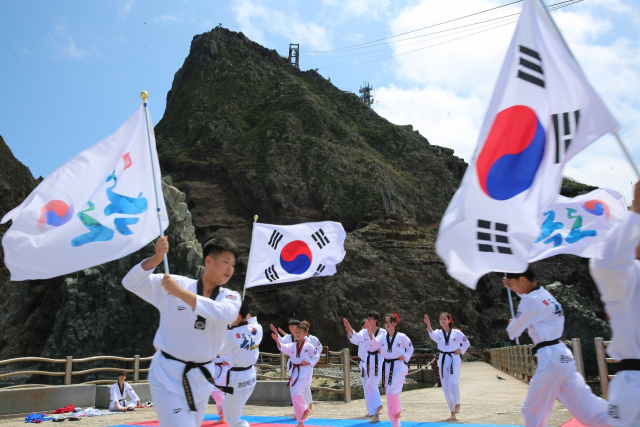 경북 체육인들이 23일 독도를 방문해 일본의 독도영유권 침탈행위에 항의하는 규탄대회를 열고 경북체육회 독도사랑스포츠공연단의 태권무 공연이 진행되고 있다. 경북체육회 제공