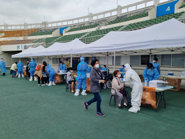 23일 오후 포항종합운동장에 설치된 코로나19 임시 선별진료소에서 시민들이 검사를 받고 있다. 배형욱 기자