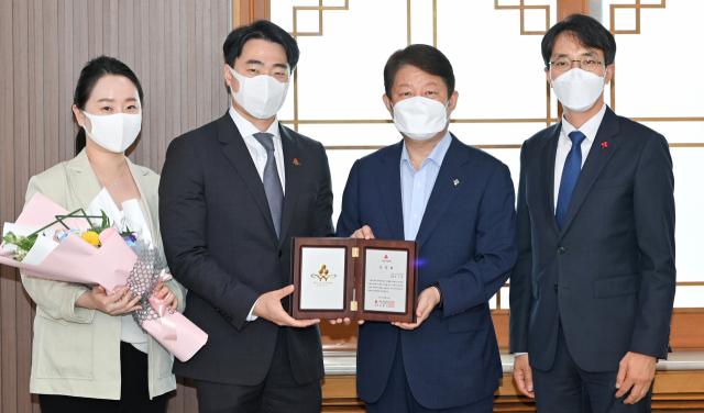 김기혁 (주)나비디앤씨 대표(왼쪽 두번째)가 24일 오후, 시청별관에서 권영진 대구시장, 김누리 대구사회복지공동모금회 사무처장 및 관계자들이 참석한 가운데 고액기부자 클럽인 아너 소사이어티 회원 가입했다.