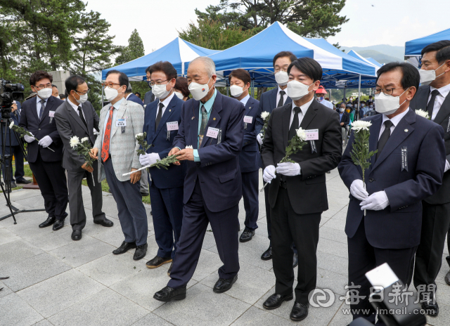 25일 칠곡군 다부동전적기념관에서 6.25전쟁 71주년 기념식과 고(故) 백선엽 장군 서거 1주기 추모식이 열린 가운데 참석자들이 헌화하며 고인을 기리고 있다. 우태욱 기자 woo@imaeil.com