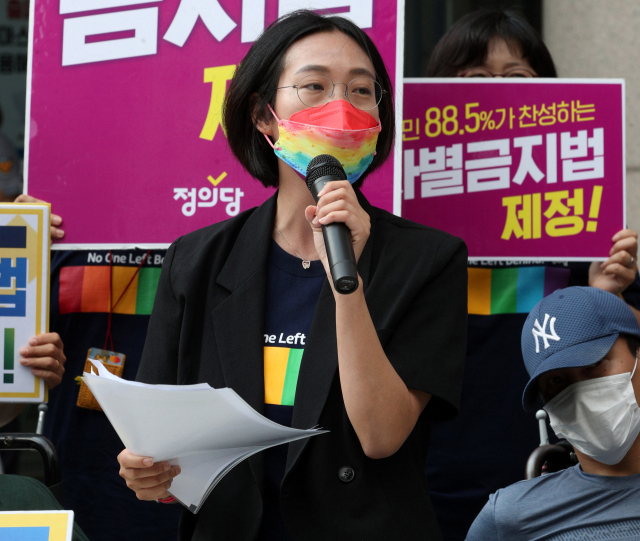 정의당 장혜영 의원이 25일 오후 대구시청 앞에서 열린 차별금지법 입법 촉구 기자회견에서 발언하고 있다. 김영진 기자 kyjmaeil@imaeil.com