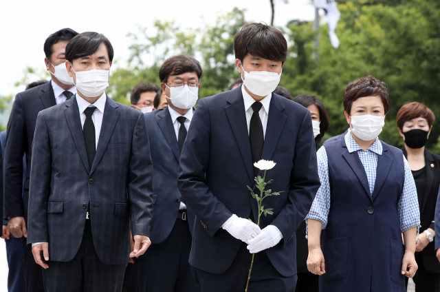 국민의힘 이준석 대표가 25일 오후 경남 김해시 진영읍 봉하마을 노무현 전 대통령 묘역을 참배하고 있다. 연합뉴스