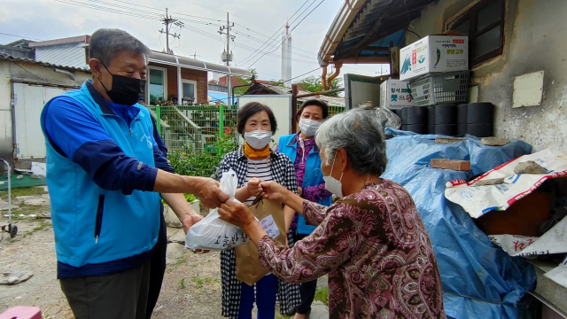 부석면지역사회보장협의체와 선지회 회원들이 정성것 준비한 음식을 전달하고 있다. 영주시 제공