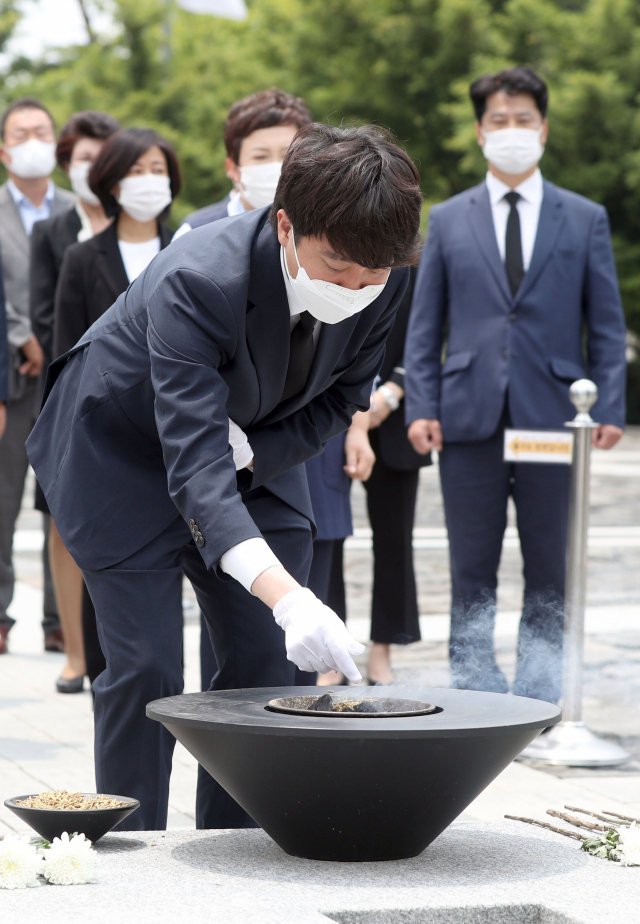 국민의힘 이준석 대표가 25일 오후 경남 김해시 진영읍 봉하마을 노무현 전 대통령 묘역을 참배하고 있다. 연합뉴스