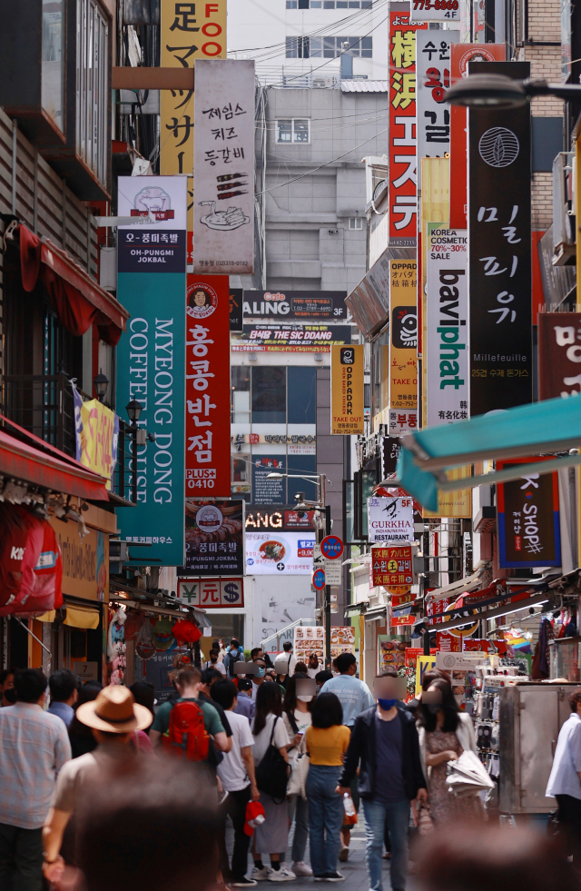 27일 서울 명동 거리에서 시민들이 오가고 있다. 정부는 7월 1일 새 거리두기 체계 시행을 앞두고 지역별 세부 단계를 확정한다. 정부는 그동안 지역별 거리두기 단계에 대한 각 지방자치단체의 의견을 수렴했으며, 이날 오후 중앙재난안전대책본부 회의에서 이를 최종 결정한 뒤 공개할 예정이다. 연합뉴스